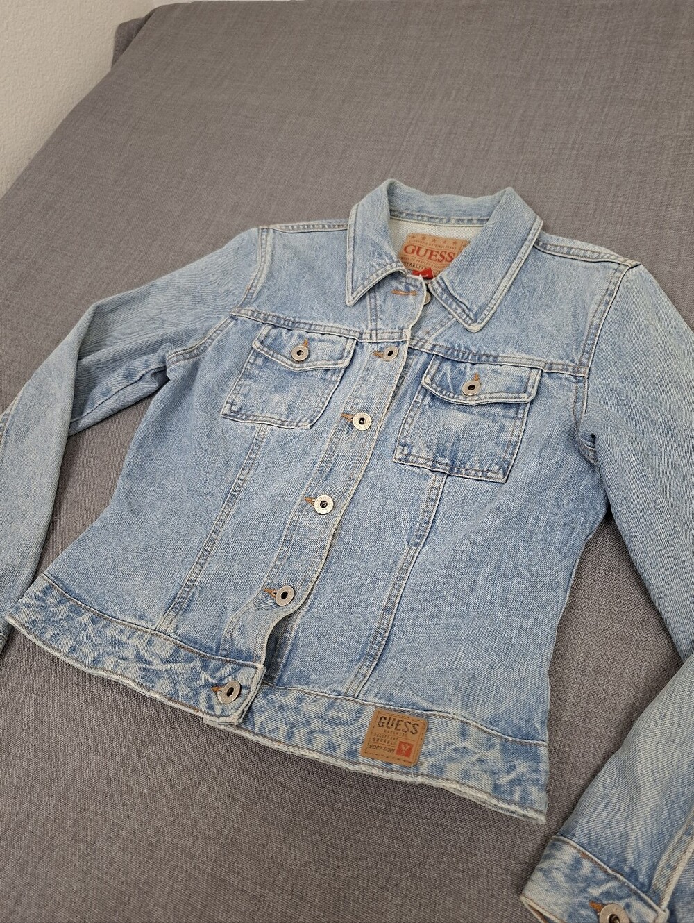 Guess 100% Cotton Light Wash Classic Denim Button Down Jean Jacket. Medium - Picture 2 of 8